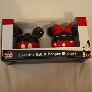 NIP Disney Mickey/Minnie salt and pepper shakers
